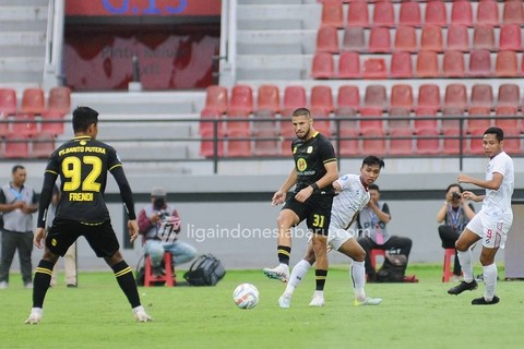 Arema FC vs Barito Putera dalam laga pekan keenam Liga 1 2023/24 di Stadion Kapten I Wayan Dipta, Bali, pada Sabtu (5/8/2023). Foto: Situs web resmi Liga Indonesia Baru