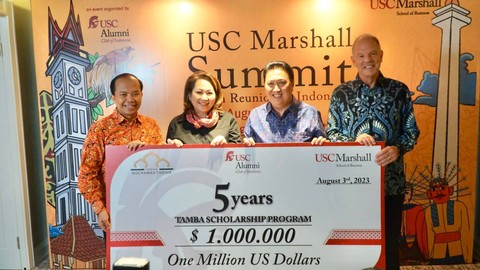 Ketua Yayasan Mochamad Thohir, Garibaldi Thohir, memberikan Beasiswa TAMBA (Thohir-AUSCI-Marshall MBA) senilai 1 Juta dolar AS di Jakarta (3/8/2023). Foto: Dok. Istimewa