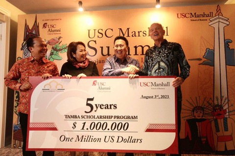 Ketua Yayasan Mochamad Thohir, Garibaldi Thohir, memberikan Beasiswa TAMBA (Thohir-AUSCI-Marshall MBA) senilai 1 Juta dolar AS di Jakarta (3/8/2023). Foto: Dok. Istimewa