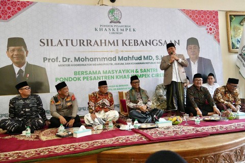 Menkopolhukam Mahfud MD dalam acara Silaturahmi Kebangsaan yang berlangsung di Aula Pondok Pesantren Khas Kempek, Cirebon, Jawa Barat, Sabtu, (5/8/2023). Foto: Dok. Istimewa