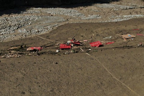 Tim penyelamat mengambil bagian dalam operasi pencarian dan bantuan di lokasi tanah longsor di resor Shovi di Wilayah Racha, Georgia, Jumat (4/8/2023). Foto: Irakli Gedenidze/REUTERS 