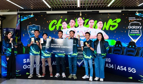 Andi Airin, Head of MX Marketing Samsung Indonesia, memberikan simbol kontrak eksklusif kepada GRD sebagai Galaxy Team, untuk melaju ke turnamen Mobile Legends di Piala Presiden Esports 2023. Foto: Samsung Indonesia/Kincir