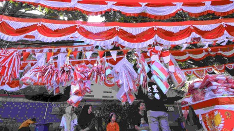 Sejumlah pedagang aksesoris bendera merah putih di kawasan Jalan Merdeka yang kerap hadir jelang perayaan kemerdekaan Republik Indonesia, Sabtu (5/8) Foto: ary priyanto/urban id