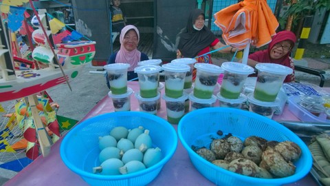 Selain aksesoris sejumlah pedagang di kawasan Jalan Merdeka Palembang juga menjajakan makanan khas yaitu telok ukan, Sabtu (5/8) Foto: ary priyanto/urban id