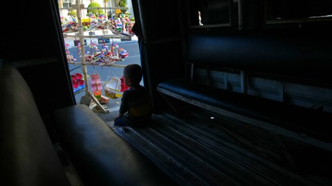 Seorang anak kecil sedang menunggu pembeli aksesoris mainan jelang perayaan kemerdekaan Republik Indonesia, Sabtu (5/8) Foto: ary priyanto/urban id