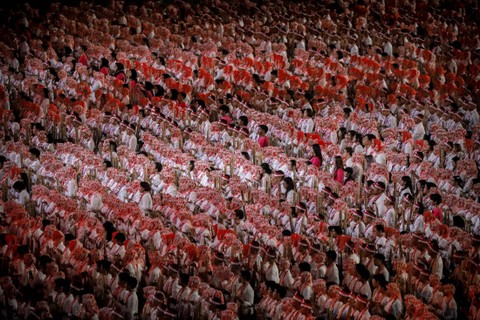 Belasan ribu orang terlibat dalam pemecahan rekor dunia pagelaran angklung terbesar, di Stadion Utama Gelora Bung Karno, Jakarta, Sabtu (5/8/2023). Foto: Jamal Ramadhan/kumparan