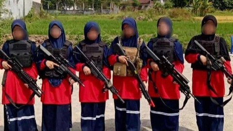 Sejumlah santri yang menenteng airsoft gun laras panjang. Foto: Istimewa