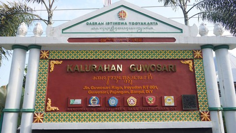 Papan nama Kalurahan Guwosari. Foto: Arif UT / Pandangan Jogja