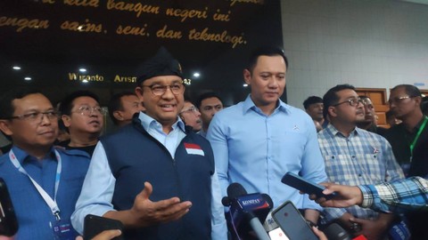 Anies Baswedan dan Agus Harimurti Yudhoyono (AHY) saat menyampaikan keterangan pada awak media di Sabuga, Kota Bandung, pada Minggu (6/8).  Foto: Rachmadi Rasyad/kumparan