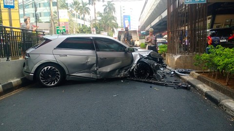 Mobil Hyundai Ioniq 5 tabrak pembatas jalan di Jalan HR Rasuna Said, Jaksel Foto: Twitter/@TMCPoldaMetro