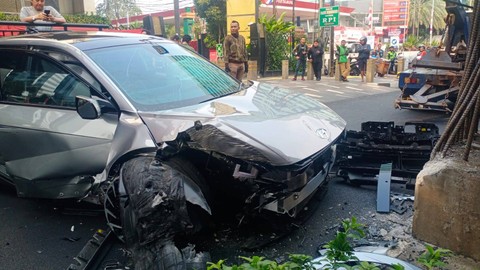 Mobil Hyundai Ioniq 5 tabrak pembatas jalan di Jalan HR Rasuna Said, Jaksel Foto: Twitter/@TMCPoldaMetro