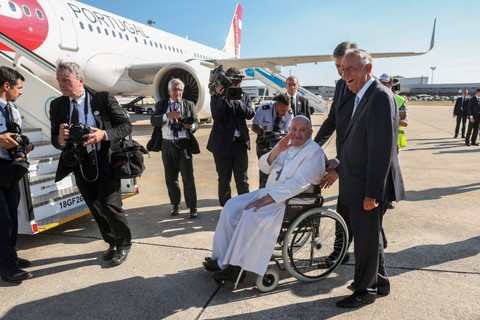 Paus Fransiskus didampingi oleh Presiden Portugal Marcelo Rebelo de Sousa saat tiba di Pangkalan Udara Figo Maduro, di Lisbon, Portugal, Minggu (6/8/2023). Foto: TIAGO PETINGA/Reuters