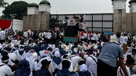 Aksi unjuk rasa pekerja honorer kota Serang, Banten di depan Gedung DPR/MPR Senin (7/8/2023). Foto: Haya Syahira/kumparan