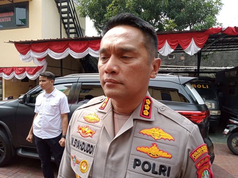 Kapolres Jakarta Barat Kombes Pol M Syahduddi menjawab pertanyaan wartawan usai konferensi pers di Polsek Tambora. Foto: Thomas Bosco/kumparan