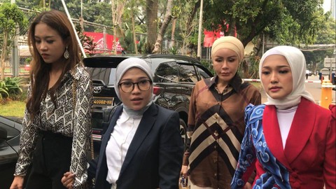 Korban dugaan pelecehan Miss Universe Indonesia (paling kiri) tiba di Polda Metro Jaya. Foto: Dok. Istimewa