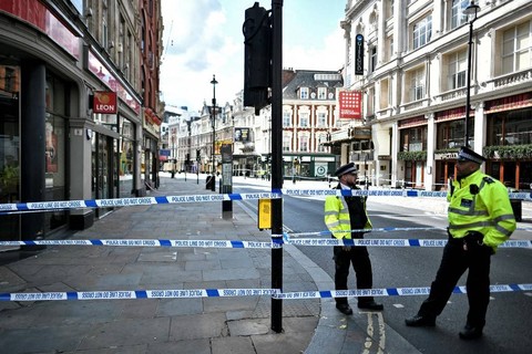 Polisi berjaga di lokasi TKP penusukan di dekat museum di London, Inggris. Foto: Holger Hollemann/AFP