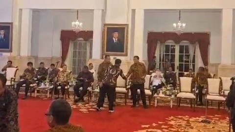 Momen Mentan Syahrul Yasin Limpo (SYL) berbincang dengan Ketua KPK Firli Bahuri, di Istana Merdeka, Jakarta, Rabu (9/8/2023). Foto: Nadia Riso/kumparan