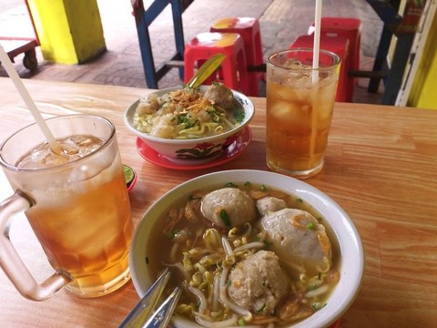 Ilustrasi bakso dan es teh manis. Foto: Shutterstock