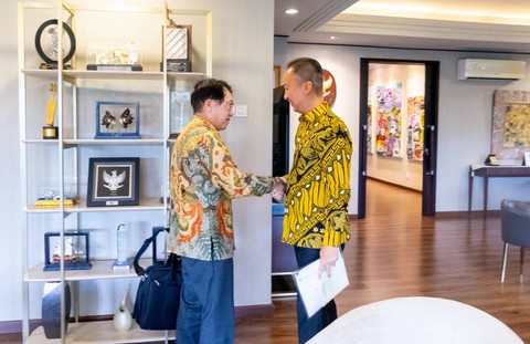 Menteri Perindustrian Agus Gumiwang Kartasasmita dengan CEO Mitsubishi Motors Corporation (MMC) Takao Kato di Jakarta, Rabu (9/8). Foto: dok. Kemenperin