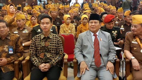 Menhan RI Prabowo Subianto bersama Wali Kota Solo Gibran Rakabuming Raka hadir dalam acara Peringatan Hari Veteran di Universitas Sebelas Maret (UNS), di Solo, Jawa Tengah, Kamis (10/8/2023). Foto: Dok. Istimewa