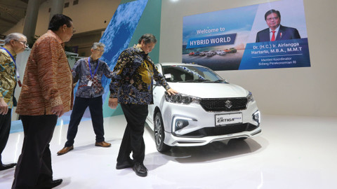 Menko Perekonomian Airlangga Hartarto mengunjungi sejumlah stan usai meresmikan  pameran otomotif Gaikindo Indonesia International Auto Show (GIIAS 2023) di ICE BSD, Tangerang, Kamis (10/8/2023). Foto: Aditia Noviansyah/kumparan