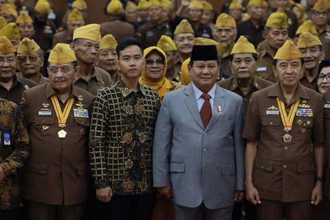 Menhan Prabowo Subianto dan Wali Kota Solo Gibra Rakabuming Raka menghadiri Hari Veteran Nasional di UNS, Kamis (10/8/2023).  Foto: Dok. Istimewa