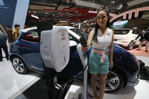 SPG berpose di depan mobil Merek Great Wall Motor (GWM) yang baru resmi masuk pasar otomotif Indonesia melalui pameran GIIAS 2023. Foto: Aditia Noviansyah/kumparan