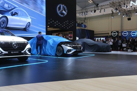 Mercedes-Benz meluncurkan tiga model EQE Edition 1, EQS SUV, dan Mercedes-AMG SL 43, dua di antaranya mobil listrik dan satu mobil sport di pameran otomotif Gaikindo Indonesia International Auto Show (GIIAS 2023) di ICE BSD, Tangerang, Kamis (10/8).  Foto: Aditia Noviansyah/kumparan