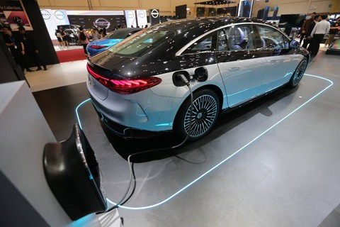 Mercedes-Benz meluncurkan tiga model EQE Edition 1, EQS SUV, dan Mercedes-AMG SL 43, dua di antaranya mobil listrik dan satu mobil sport di pameran otomotif Gaikindo Indonesia International Auto Show (GIIAS 2023) di ICE BSD, Tangerang, Kamis (10/8).  Foto: Aditia Noviansyah/kumparan