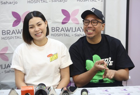 Pasangan artis Viviane dan Sammy Simorangkir saat konferensi pers kelahiran anak ketiga di Rumah sakit kawasan Saharjo, Tebet, Jakarta, Kamis, (10/8/2023). Foto: Agus Apriyanto