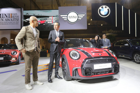 Sejumlah mobil MINI COOPER di pameran otomotif GIIAS 2023 di ICE BSD, Tangerang, Kamis (10/8/2023).  Foto: Aditia Noviansyah/kumparan