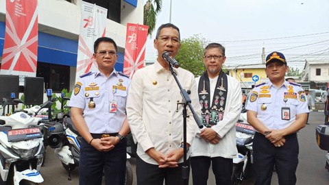 Pj Gubernur DKI Jakarta, Heru Budi Hartono, di acara Serah Terima KDO Motor Listrik secara simbolis oleh Penjabat Gubernur DKI Jakarta kepada anggota Dinas Perhubungan Provinsi DKI Jakarta, Jumat (11/8). Foto: Annisa Thahira Madina/kumparan