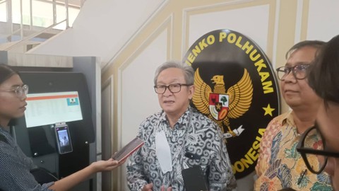 Pengacara PT Bali Tower, Maqdir Ismail, usai berdiskusi dengan keluarga Sultan Riefat di Kemenkopolhukam, Jumat (11/8). Foto: Annisa Thahira Madina/kumparan