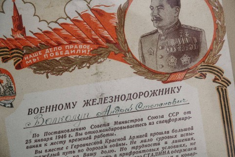 Potret Joseph Stalin di Kiev Children Railway's Museum, Kiev, Ukraina. (foto: unsplash.com)