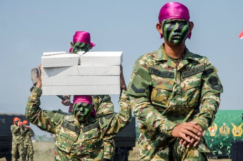 Personel Komponen Cadangan melakukan atraksi keterampilan usai Upacara Penetapan Komponen Cadangan (Komcad) Tahun 2023 di Lapangan Pusdiklatpassus, Batujajar, Kabupaten Bandung Barat, Jawa Barat, Jumat (11/8/2023). Foto: Novrian Arbi/Antara Foto