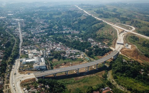 Foto udara pintu keluar Parungkuda di Ruas Jalan Tol Bogor-Ciawi-Sukabumi (Bocimi) di Cibadak, Kabupaten Sukabumi, Jawa Barat, Jumat (11/8/2023). Foto: Raisan Al Farisi/Antara Foto