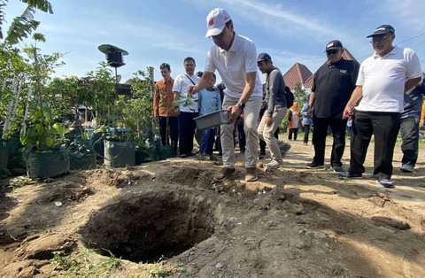 Penjabat Wali Kota Yogyakarta Singgih Raharjo saat peluncuran gerakan Mbah Dirjo dengan biopori ala Jogja di wilayah Umbulharjo. Foto: Pemkot Yogya