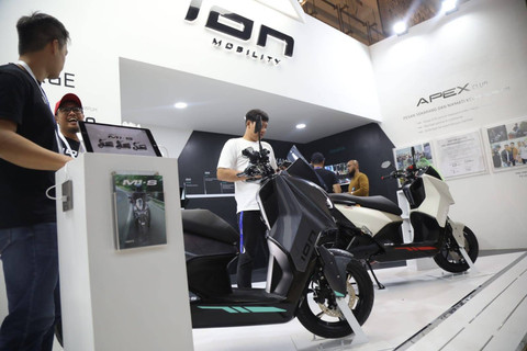 Sejumlah pengunjung melihat motor listrik seri M1S di stan Ion Mobility pada GIIAS 2023 di ICE BSD, Tanggerang, Jumat (11/8/2023). Foto: Aditia Noviansyah/kumparan