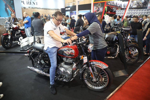 Sejumlah pengunjung melihat motor di stan Royal Enfield pada GIIAS 2023 di ICE BSD, Tanggerang, Jumat (11/8/2023). Foto: Aditia Noviansyah/kumparan
