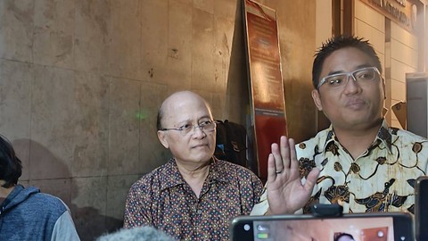 Mario Teguh dan kuasa hukumnya usai diperiksa di Polda Metro. Foto: Thomas Bosco/kumparan