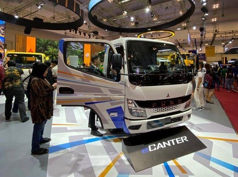 Fuso eCanter generasi terbaru dipamerkan di GIIAS 2023.  Foto: Gesit Prayogi/kumparan