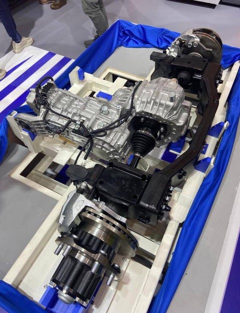 Fuso eCanter generasi terbaru menggunakan teknologi eAxle.  Foto: Gesit Prayogi/kumparan