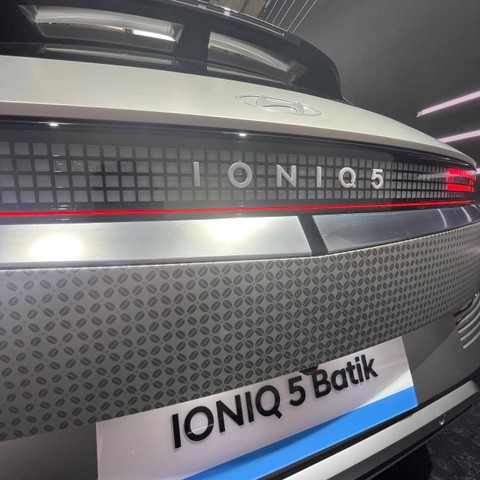 PT Hyundai Motors Indonesia (HMID) memperkenalkan mobil listrik edisi khusus Hyundai IONIQ 5 Indonesian Batik di GIIAS 2023. Foto: Sena Pratama/kumparan