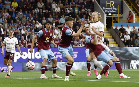 Aksi Erling Haaland saat Burnley vs Man City dalam pekan perdana Liga Inggris 2023/24 di Stadion Turf Moor pada Sabtu (12/8/2023) dini hari WIB. Foto: Action Images via Reuters/Jason Cairnduff