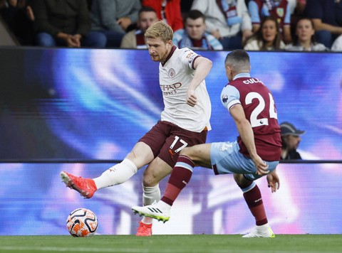 Kevin De Bruyne duel dengan Josh Cullen saat laga Burnley vs Man City dalam pekan perdana Liga Inggris 2023/24 di Stadion Turf Moor pada Sabtu (12/8/2023) dini hari WIB. Foto: Action Images via Reuters/Jason Cairnduff