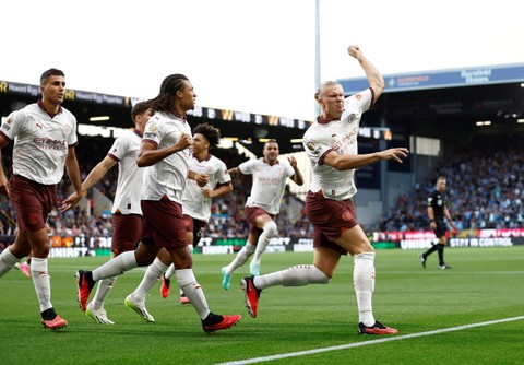 Selebrasi Erling Haaland (kanan) saat Burnley vs Man City dalam pekan perdana Liga Inggris 2023/24 di Stadion Turf Moor pada Sabtu (12/8/2023) dini hari WIB. Foto: Action Images via Reuters/Jason Cairnduff