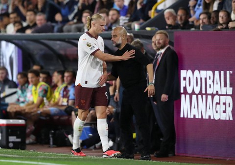 Erling Haaland (kiri) dan Pep Guardiola saat Burnley vs Man City dalam pekan perdana Liga Inggris 2023/24 di Stadion Turf Moor pada Sabtu (12/8/2023) dini hari WIB. Foto: REUTERS/Scott Heppell