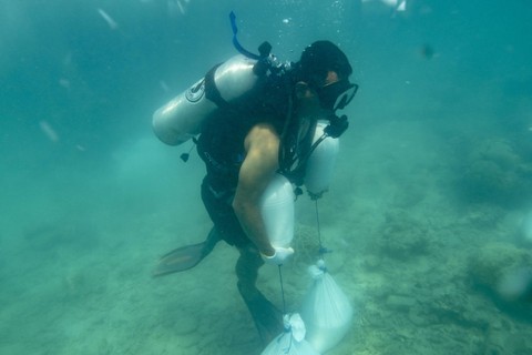 Prajurit TNI Angkatan Laut menyiapkan salah satu alutista milik TNI AL yang akan dipamerkan di perairan Kepulauan Seribu, Pulau Pramuka, Jakarta, Jumat (11/8/2023). Foto: ANTARA FOTO/Muhammad Adimaja