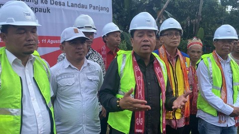 Ketua Komisi V DPR RI, Lasarus, memberikan penjelasan soal pembangunan 2 jembatan gantung di Kecamatan Sepauk yang megah dan bisa dilewati ambulance dalam kondisi darurat. Foto: Yusrizal/Hi!Pontianak