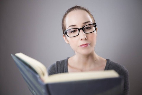 Ilustrasi Mahasiswa yang Sedang Membaca Buku. Sumber : Pixabay